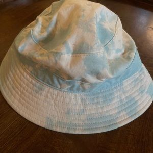Fabletics tie dye blue bucket hat :)